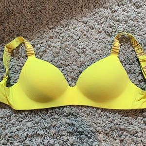 Victoria secrets T-shirt lightly lined size 32DDD wireless bra